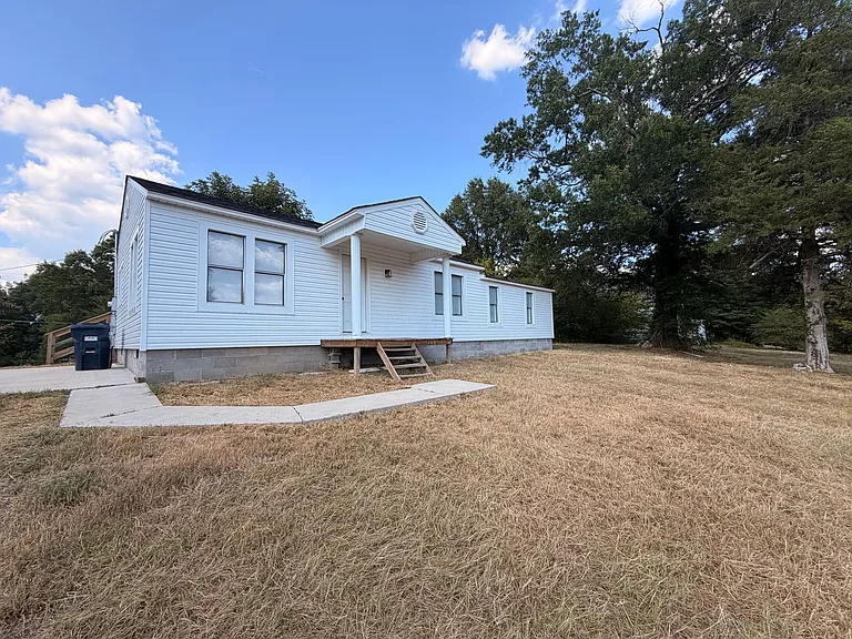 305 SE 4th St — Photo 1