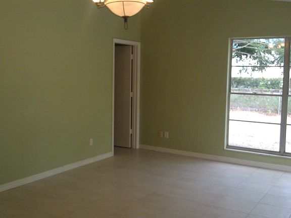 5th image of 806 Friendly St