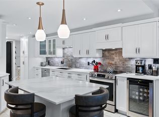 420 Linden, Victoria, BC V8V 4G3