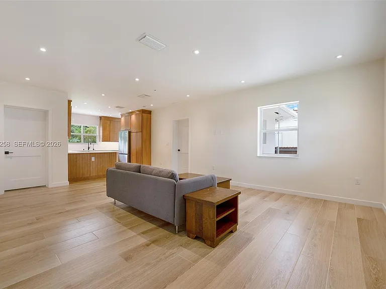 6356 SW 14th St — Photo 4