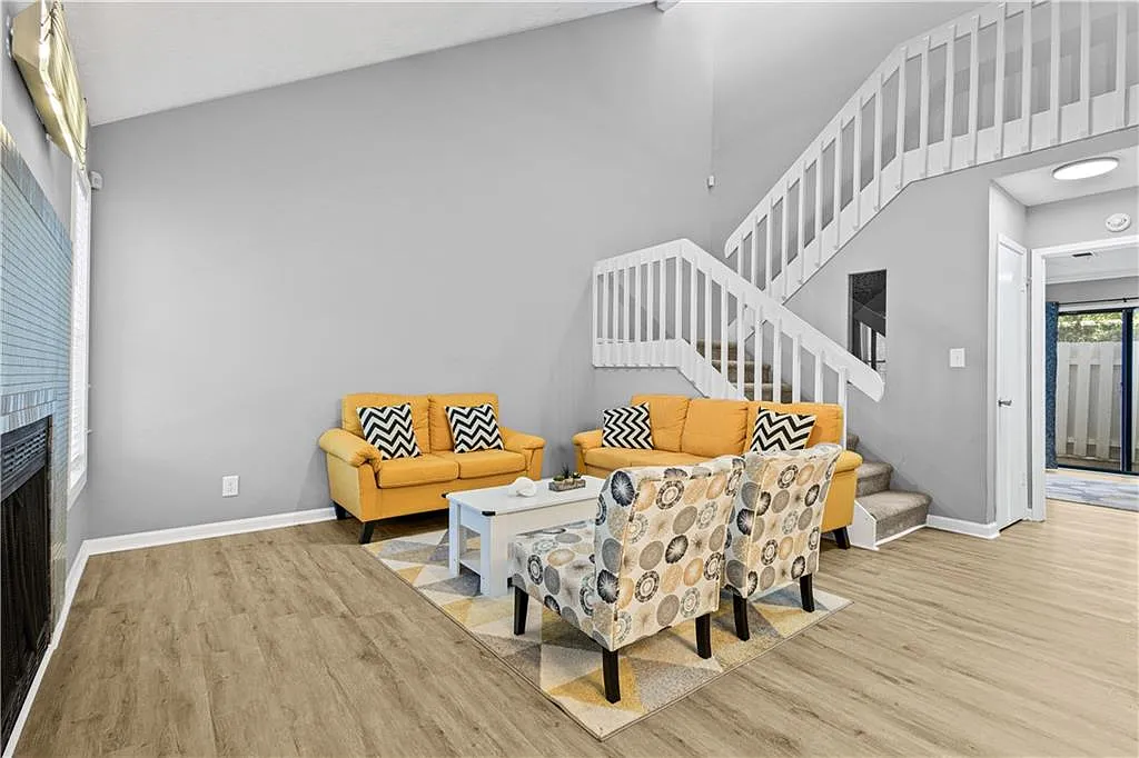 3 bed, 2.0 bath, 1241 sqft, $2,100 — Photo 3