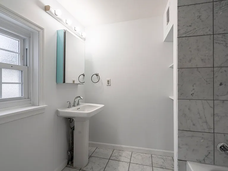 2228 Pine St — Photo 12