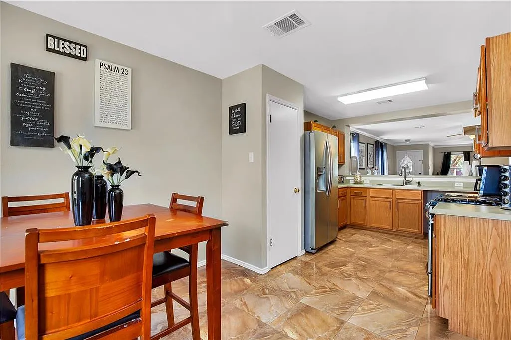 3 bed, 1604 sqft, $1,850 — Photo 4