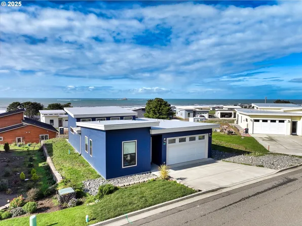 30414 Driftwood Dr, Gold Beach, OR 97444