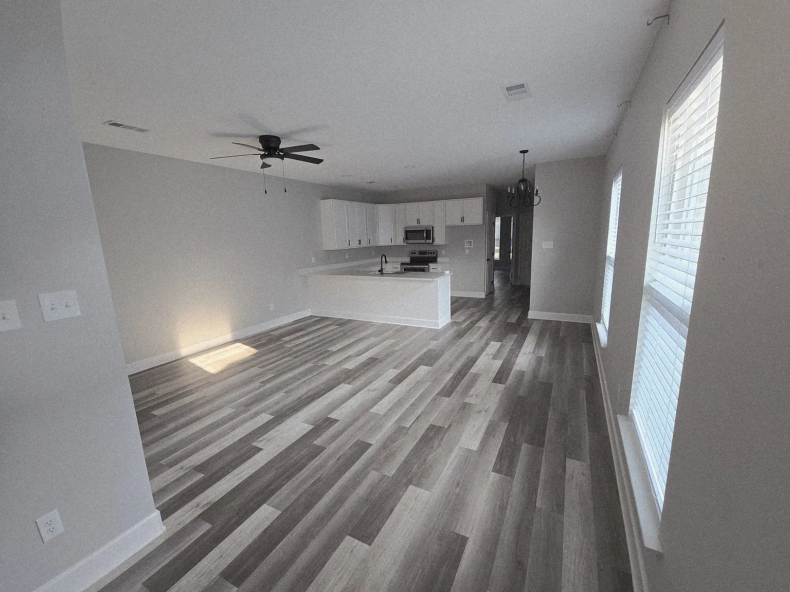 2 bed, 1050 sqft, $1,300 — Photo 2