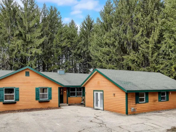 2080 Hillcrest ROAD, Saukville, WI 53080