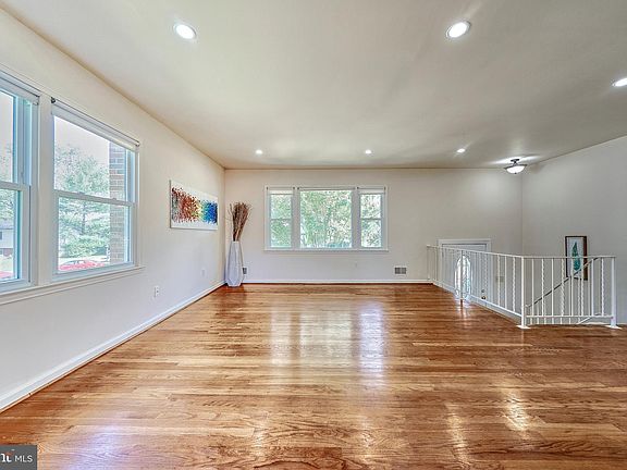 5th image of 9516 Bonair Dr