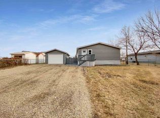 815 40th St SE, Minot, ND 58701