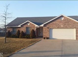 806 E Elm St, Le Roy, IL