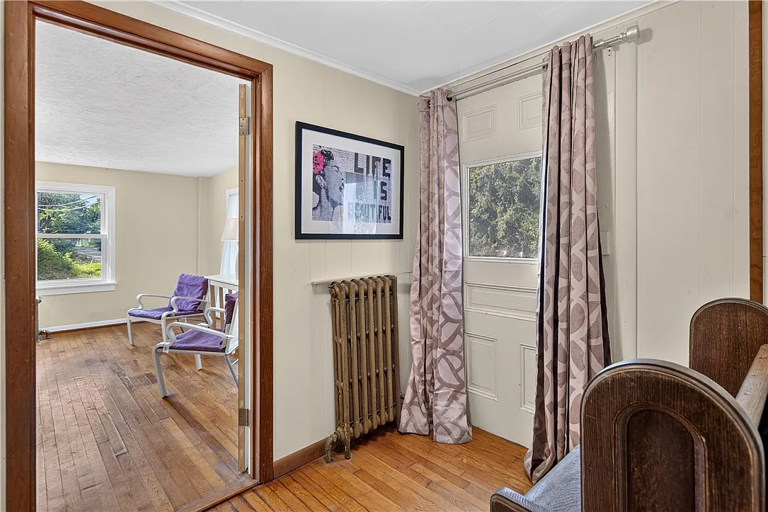 3 bed, 1.0 bath, 1859 sqft, $2,350 — Photo 2