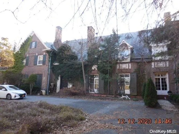 55 Sandy Hill Road, Oyster Bay Cove, NY 11771