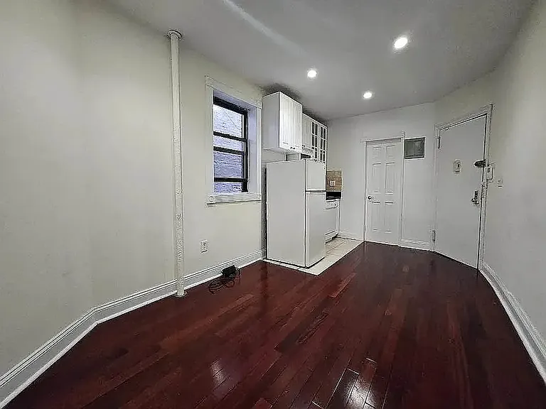 228 E 26th St #5Z — Photo 2
