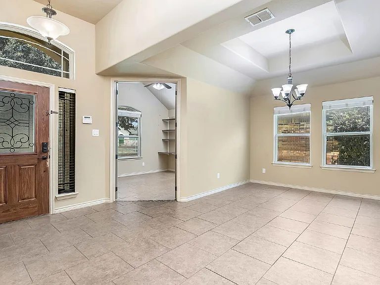 15606 Fox Ln — Photo 4