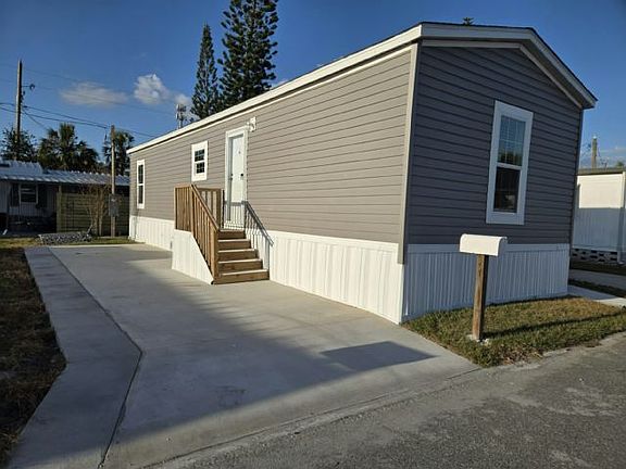 2nd image of 4125 Park St N #6A