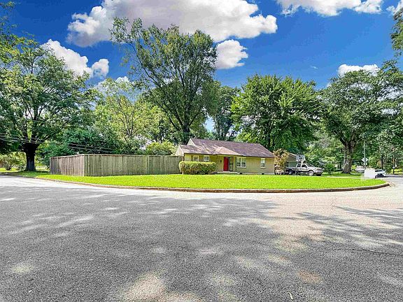 2nd image of 813 Moss Rd