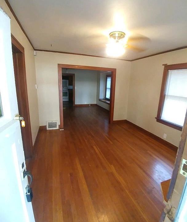 2nd image of 2425 Poplar Ave