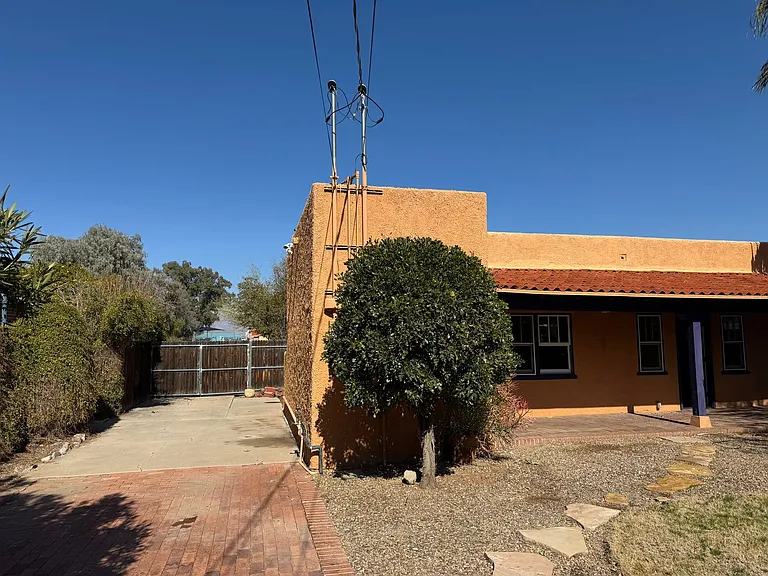 3004 E Adams St — Photo 20