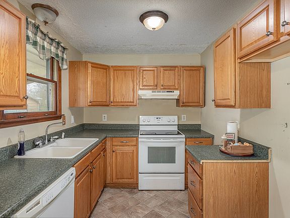 3rd image of 209 Camelot Ct