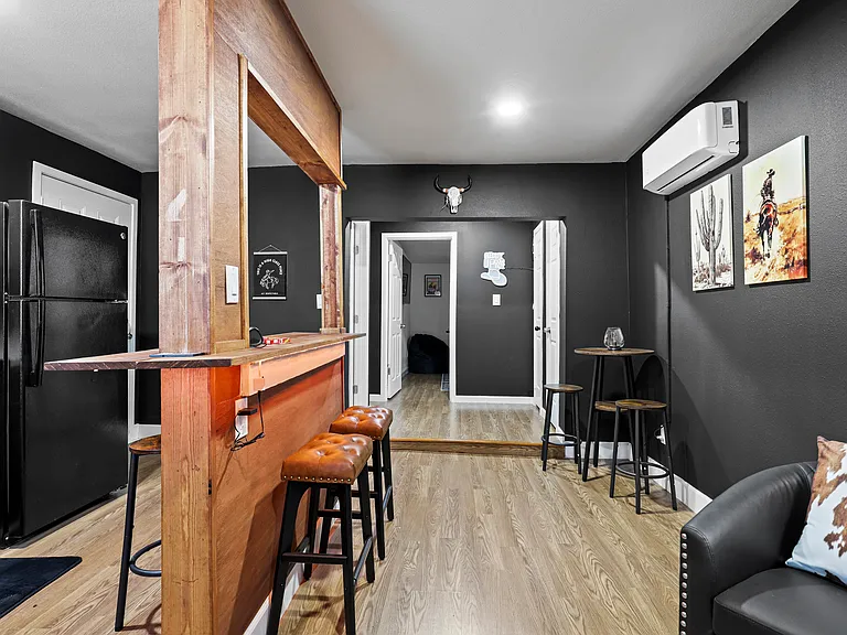 623 W Elmira St — Photo 64