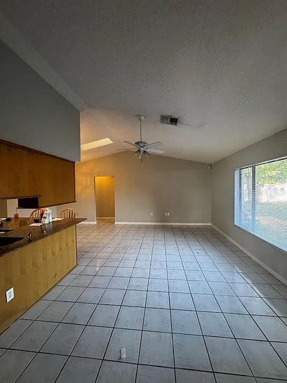 3 bed, 2.0 bath, 2004 sqft, $2,300 — Photo 4