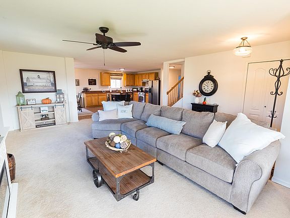 3rd image of 701 Hawthorn Ln