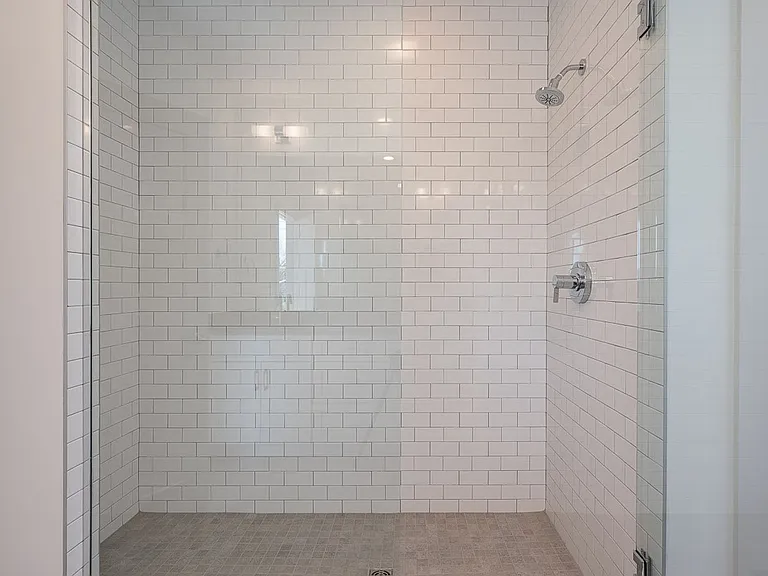 900 Meridian St — Photo 13