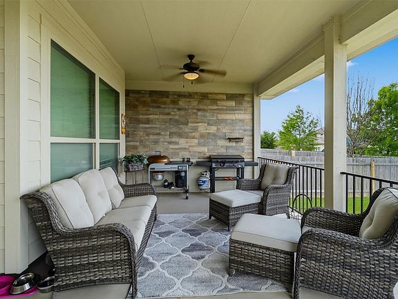 4th image of 305 Lightcliff St