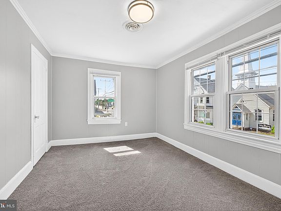 5th image of 216 W Division St