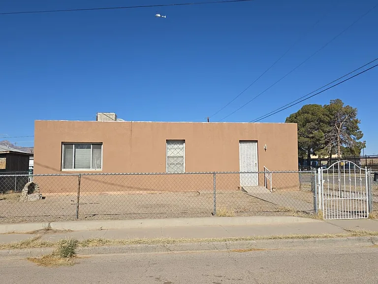 4019 Oak Ct — Photo 1