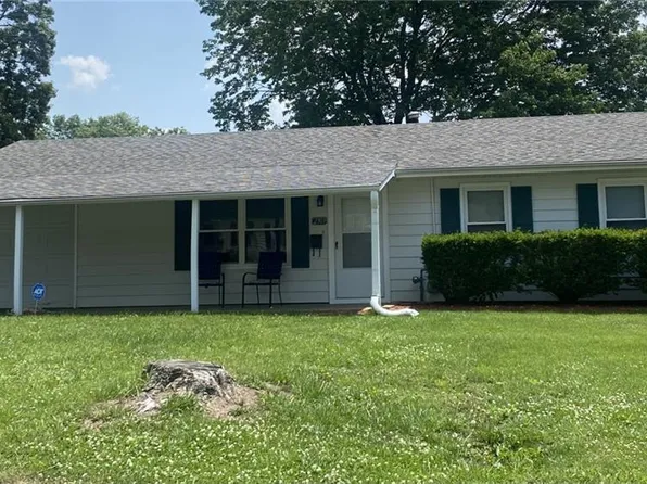 2303 Castle Ln, Saint Joseph, MO 64503