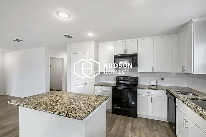 2719 William St — Photo 6