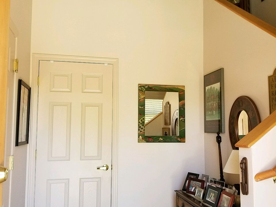 Entrance from the front door. Foyer and large storage closet.
Furniture not included.