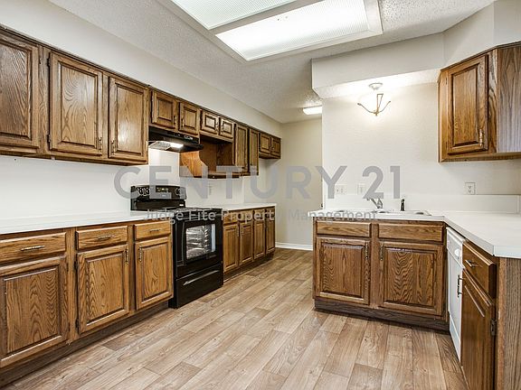3rd image of 1614 Knob Hill Dr