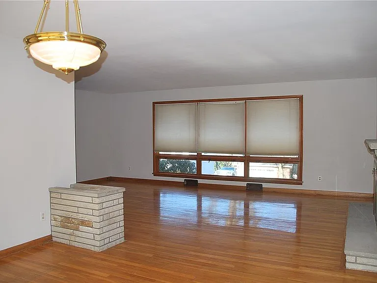 13 Carleton Dr — Photo 4