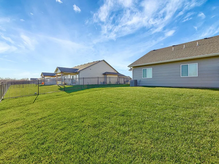 932 N Cloverleaf St — Photo 30
