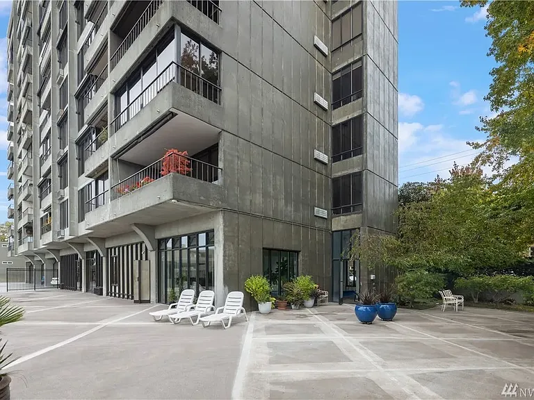 601 Belmont Ave E — Photo 11