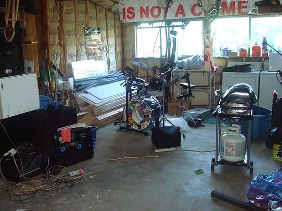 Large 1 car garage with lots of storage