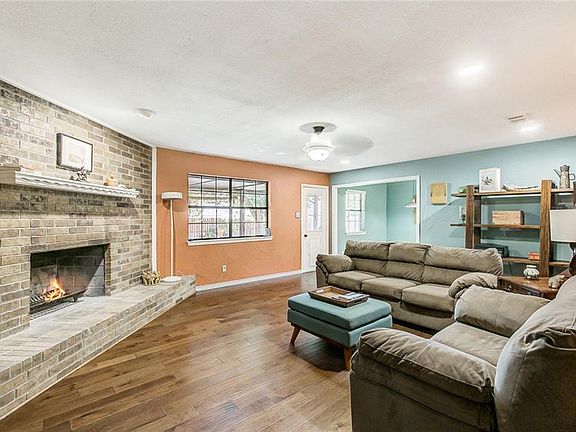 5th image of 810 Stonelake Dr