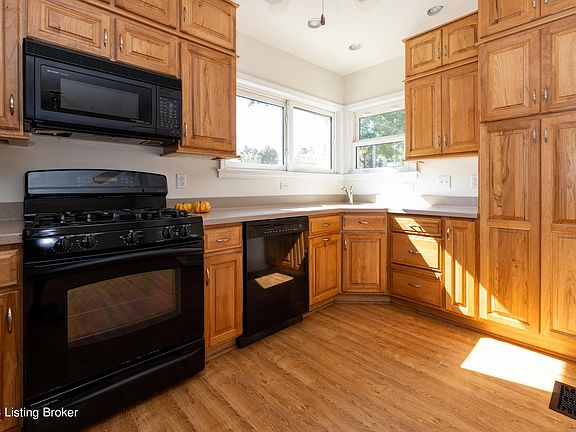 3rd image of 2124 Winston Ave