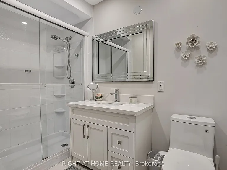 461 Lakeshore Rd W — Photo 22