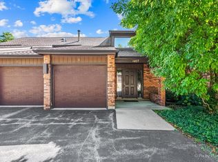 1407 Creekside Ct APT B, Elgin, IL 60123