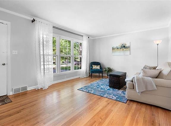 3rd image of 10 W 97th St