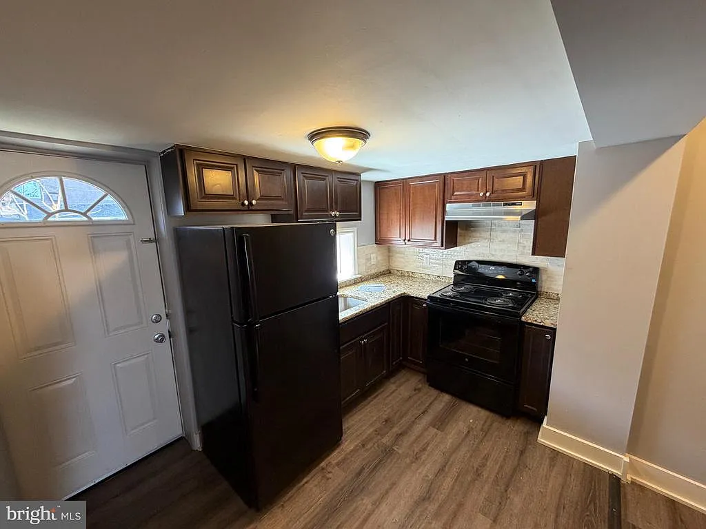 4 bed, 1.0 bath, 1116 sqft, $2,043 — Photo 3