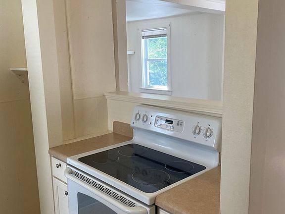 3rd image of 4 Stewart Ln APT 2