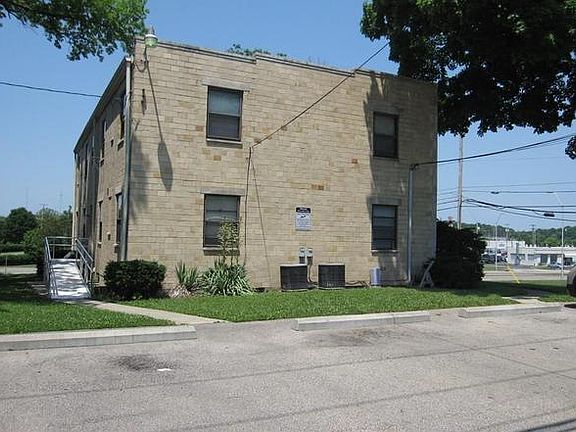 Off-street parking on side of building