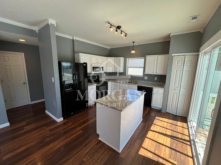 3873 Crest Point Dr — Photo 3
