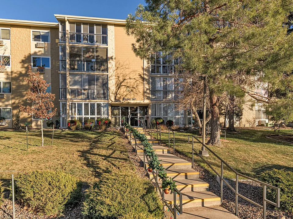 3022 S Wheeling Way #404