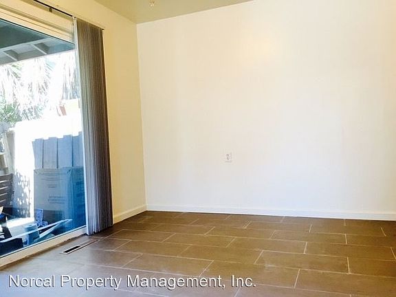 5th image of 1069 Oakmont Dr APT 1