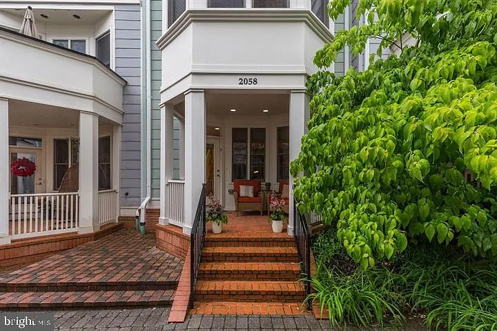 2058 N Oakland St — Photo 2