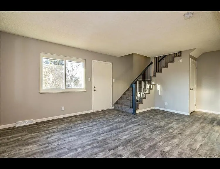 1135 S Oneida St #B — Photo 1